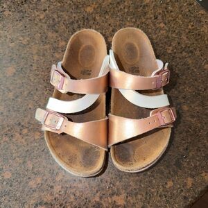 Birkenstock Kids Sandals in Rose Gold and White size 28